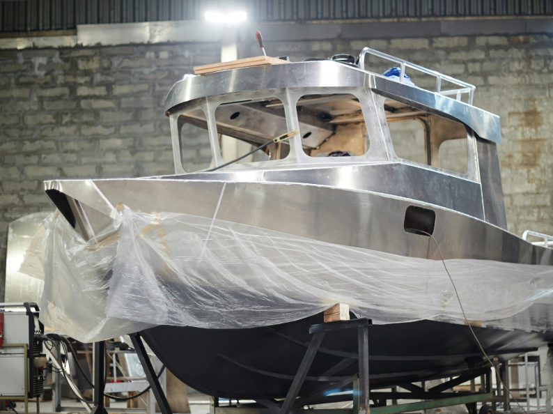Barco en varadero durante reparación y aplicación de antifouling en Barcelona