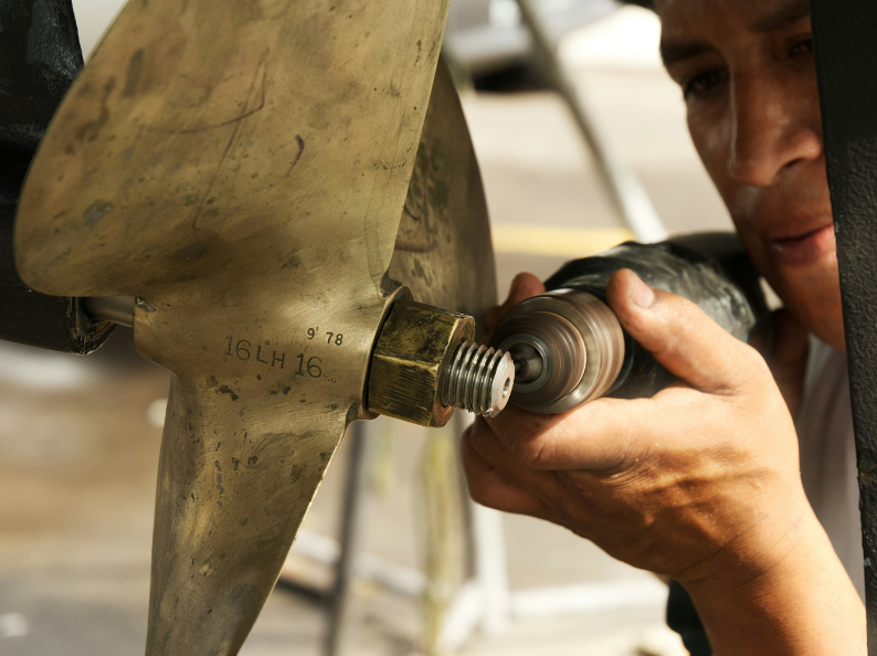 Reparación exprés de barco en varadero en Barcelona con aplicación de antifouling