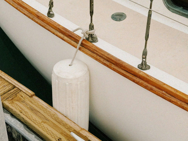 Comparativa entre antifouling y carenado para mantenimiento de barcos en Barcelona
